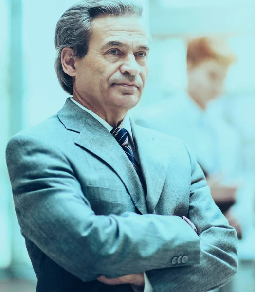 Smart business man aged with a team of friends, discussion in th — Stock Photo, Image