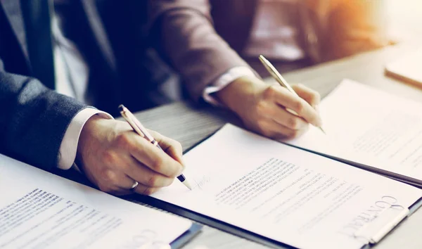 Giovani d'affari nel colloquio di lavoro, ha firmato un lavoro — Foto Stock