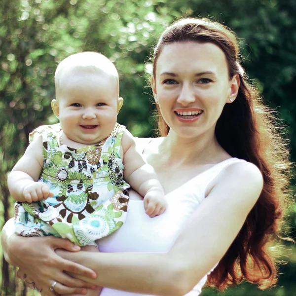 Mooie moeder en baby buitenshuis. Aard. Schoonheid mum haar Chil — Stockfoto