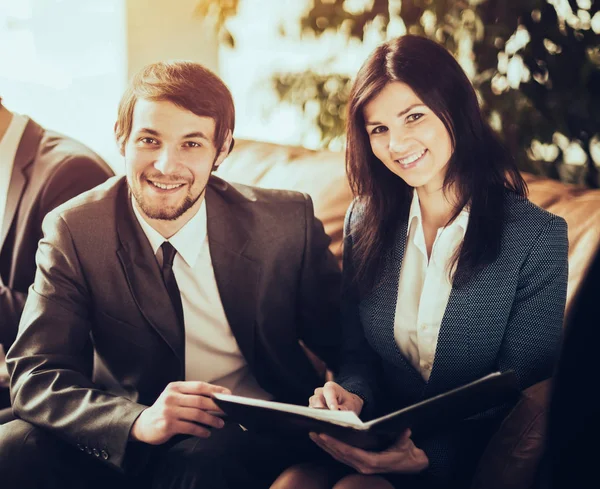 Grupo de empresarios exitosos. Discusión planes importantes —  Fotos de Stock