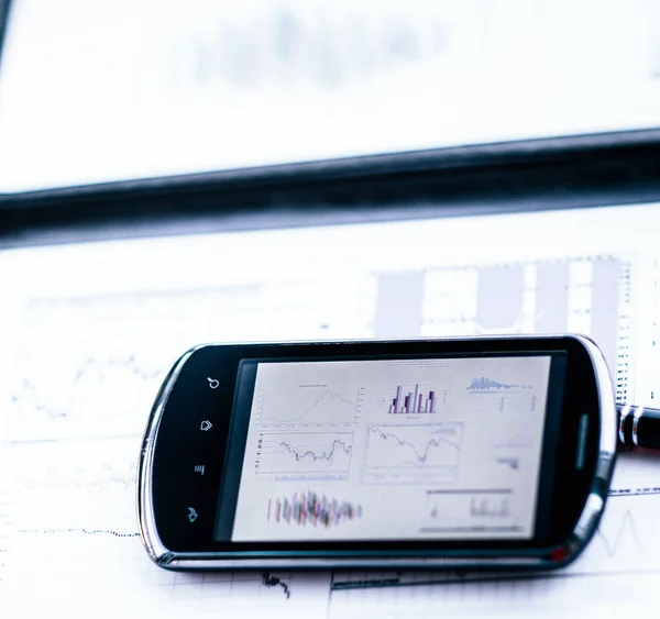 Деловая карта со смартфоном и ручкой на столе — стоковое фото