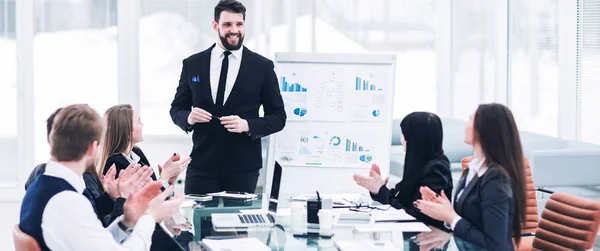 Gerente sénior de la empresa y el equipo empresarial están organizando una discusión sobre la presentación de un nuevo proyecto financiero —  Fotos de Stock