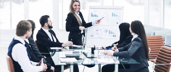 Business team gives a presentation of a new financial project for the business partners of the company — Stock Photo, Image