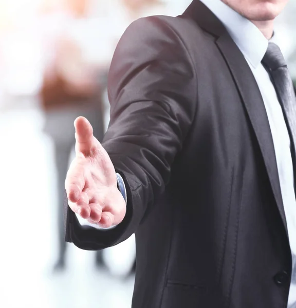 Hombre de negocios con la mano abierta listo para hacer un trato en el fondo diskussiya colegas — Foto de Stock