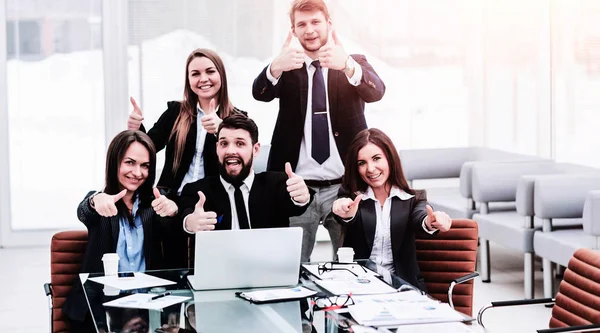 Concepto de éxito en los negocios: un equipo profesional de negocios está encantado con los logros del trabajo conjunto — Foto de Stock
