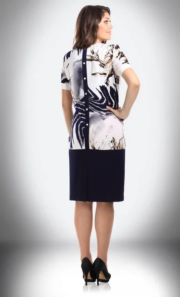 Güzel bir yazlık takım elbise moda genç iş kadını — Stok fotoğraf
