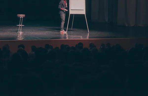 Ponente dando una charla sobre la Conferencia de Negocios Corporativos . — Foto de Stock