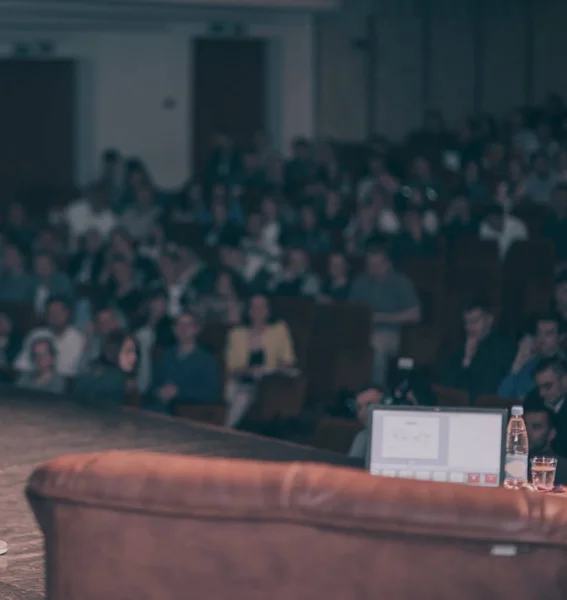 Imagen borrosa de la sala de conferencias antes de la sesión informativa — Foto de Stock