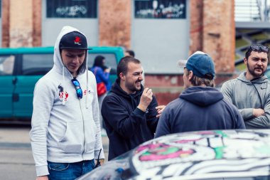 Beyaz Rusya, Minsk, 17 Mayıs 2015, Oktyabrskaya sokak, bisikletçi festivali. şehir Otoparkı'nda konuşan bir grup sürücü