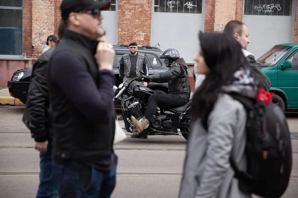 Belarús, Minsk, 17 de mayo de 2015, calle Oktyabrskaya, festival de motociclistas. motorista con su novia hablando en una calle de la ciudad . —  Fotos de Stock