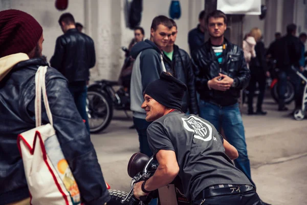 Belarús, Minsk, 17 de mayo de 2015, calle Oktyabrskaya, festival de motociclistas. De cerca. un grupo de ciclistas en una calle de la ciudad — Foto de Stock