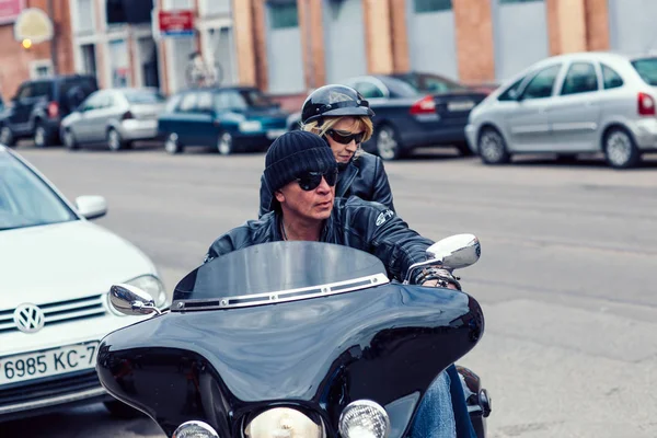 Belarús, Minsk, 17 de mayo de 2015, calle Oktyabrskaya, festival de motociclistas. par de ciclistas en motocicletas, pasando por la calle de la ciudad —  Fotos de Stock