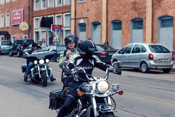 Λευκορωσία, Μινσκ, 17 Μαΐου, 2015, οδός Βετσκαγια, Φεστιβάλ μηχανόβιων. ζευγάρι μοτοσυκλετιστών σε μοτοσικλέτες, περνώντας από το δρόμο της πόλης — Φωτογραφία Αρχείου