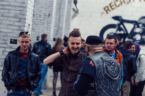 ベラルーシ、ミンスク、2015年5月17日、オクチャバースカヤ通り、バイカーフェスティバル。キャビン内のオートバイ展示会への訪問者. — ストック写真