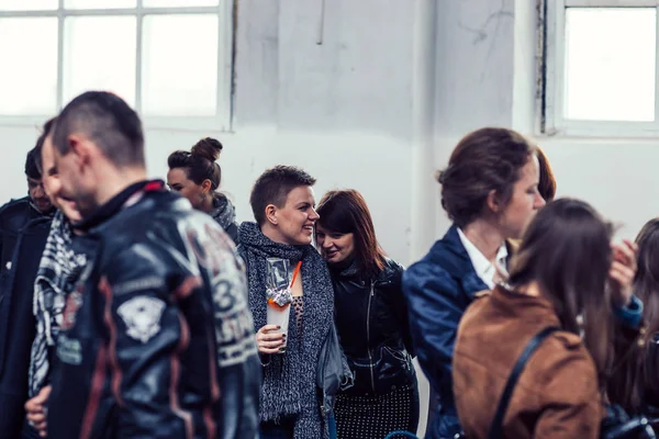 Belarús, Minsk, 17 de mayo de 2015, calle Oktyabrskaya, grupo de jóvenes ciclistas durante el festival de motociclistas . — Foto de Stock