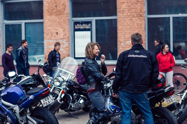 Belarús, Minsk, 17 de mayo de 2015, calle Oktyabrskaya, festival de motociclistas. pares de ciclistas de pie cerca de motocicletas en una calle de la ciudad . — Foto de Stock