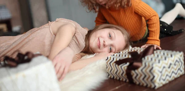 Dos hermanas bonitas relajándose en la sala de estar en Nochebuena. — Foto de Stock