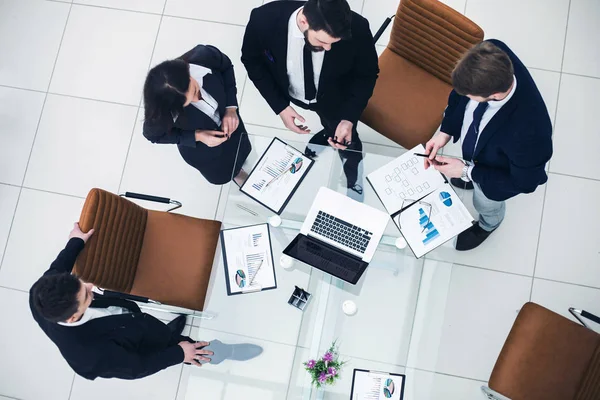 Equipe de negócios de sucesso discutindo gráficos de marketing em uma reunião de trabalho — Fotografia de Stock