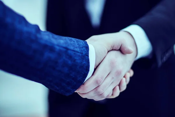 Concept van een betrouwbare partnerschap: een handdruk van zakelijke partners — Stockfoto