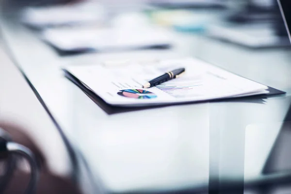 Caneta e documentos financeiros sobre a mesa do empresário — Fotografia de Stock