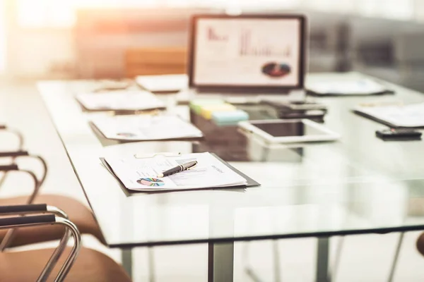  İşyeri dizüstü bilgisayar ve çalışma evrak için modern bir ofis iş takım