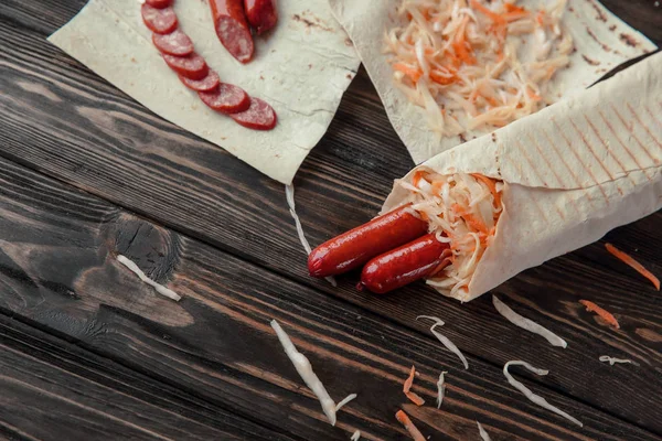 Sosisli Pide bread.photo kopya alanı ile için dilimlenmiş — Stok fotoğraf