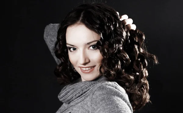 Beautiful young woman in sweater and boots poses for the camera. — Stock Photo, Image