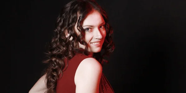 Hermosa mujer en vestido rojo con maquillaje de noche —  Fotos de Stock