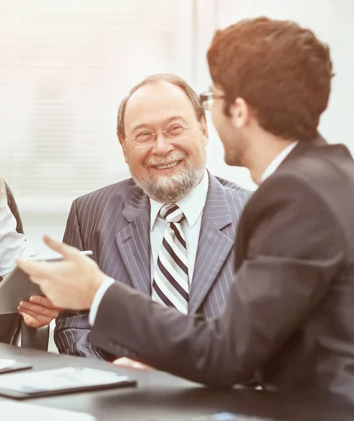 Dos equipos de negocios trabajan con los documentos financieros en la oficina — Foto de Stock