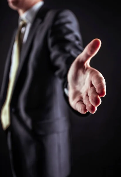 Az üzleti partnerség fogalma: egy üzletember tartja a kezét előre részére egy kézfogás — Stock Fotó