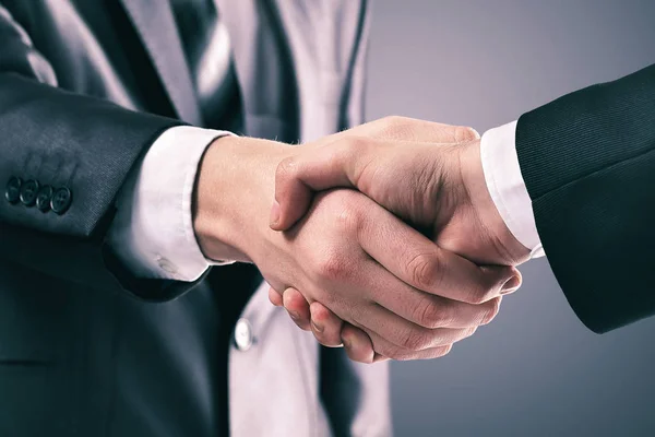 Foto von Handshake-Geschäftspartnern nach der Unterzeichnung eines vielversprechenden Vertrages auf schwarzem Hintergrund — Stockfoto