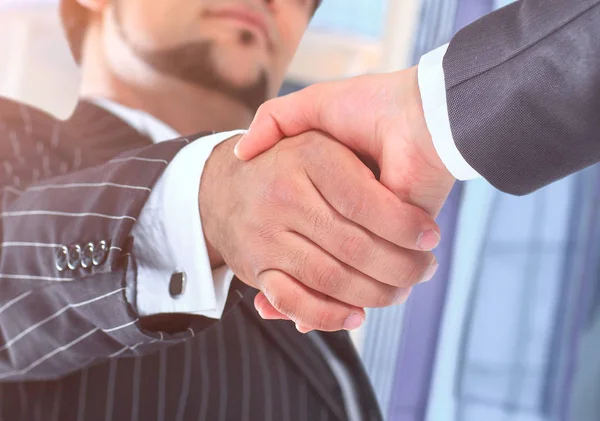 De totstandkoming van de transactie. van een kantoorgebouw. Handshake. — Stockfoto