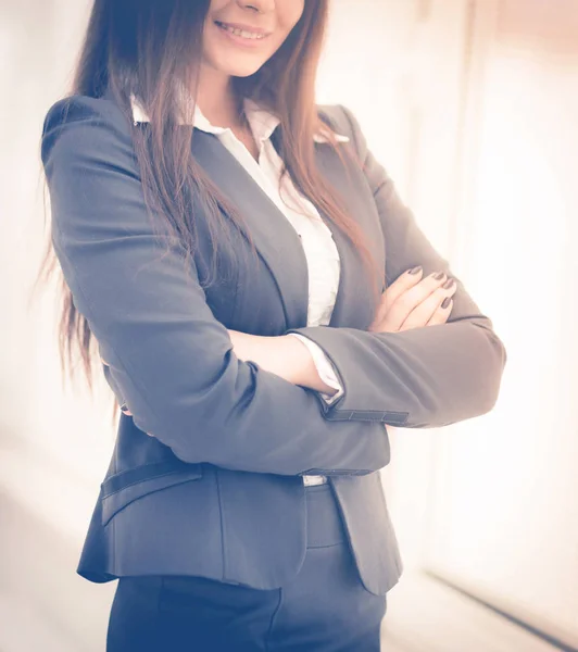 Erfolgreiche Geschäftsfrau steht mit Händchen am Fenster — Stockfoto