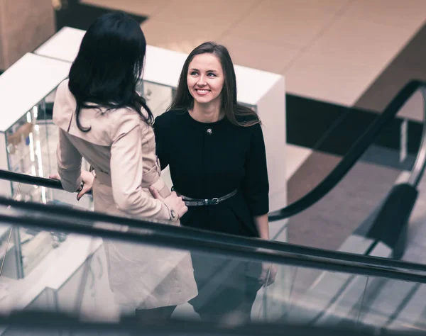 Gerente e cliente em pé nas escadas no átrio do escritório moderno — Fotografia de Stock