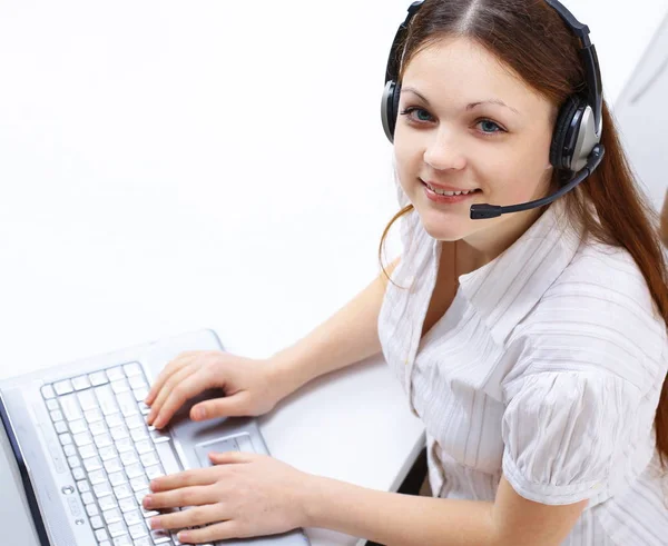 Mulheres jovens empregado de um call center — Fotografia de Stock