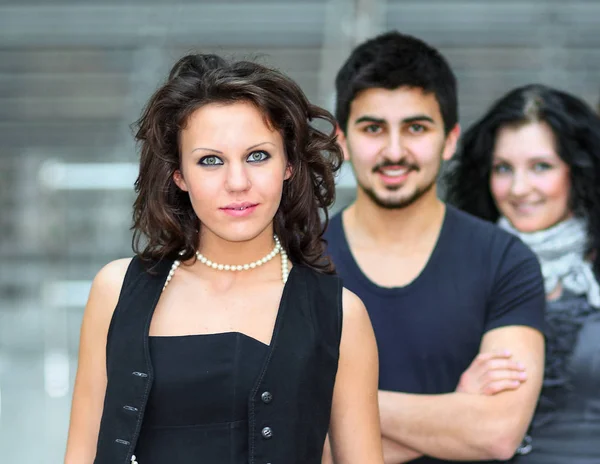 Группа студентов колледжа улыбается стоя дружелюбно друг к другу — стоковое фото