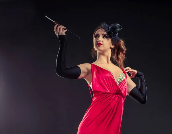 Menina bonita em um vestido vermelho com um cigarro, em cabaré — Fotografia de Stock