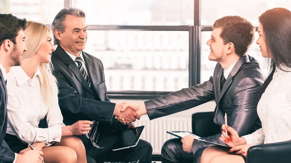 Grupo de hombres de negocios discutiendo las políticas de la empresa estrechando la mano entre sí — Foto de Stock