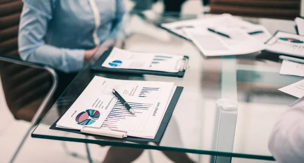 Buchhalter arbeitet mit Marketing-Zeitplänen am Arbeitsplatz im Büro. Das Foto hat einen leeren Platz für Ihren Text — Stockfoto