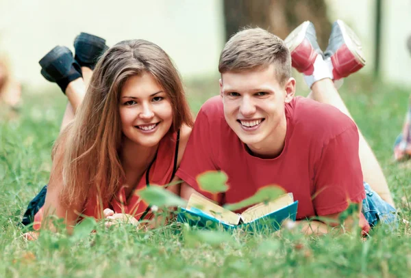 En grupp studenter med anteckningsböcker i en Park på en solig dag — Stockfoto