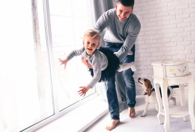 Mutlu baba küçük kızı parlak bir odada ile oynarken