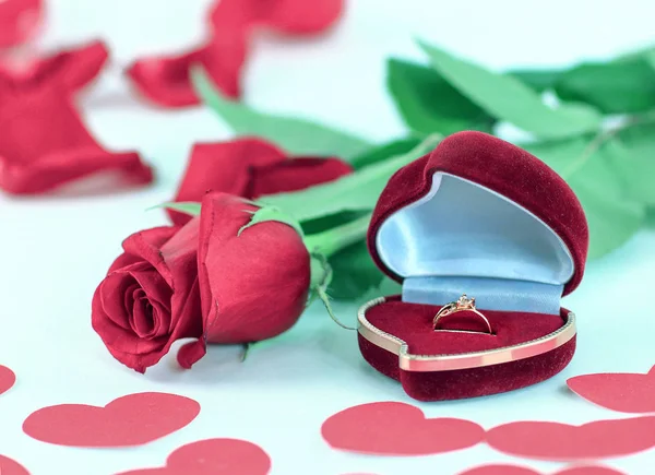 Rose und Schachtel mit Ringen auf weißem Hintergrund, Herzen — Stockfoto