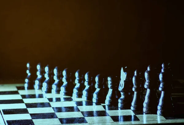 Parlak satranç tahtası üzerinde satranç ile kompozisyon. koyu renkli arka planda fotoğraf — Stok fotoğraf
