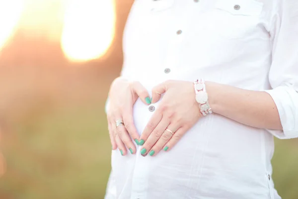 Donna incinta in una passeggiata nel parco in una giornata di sole — Foto Stock