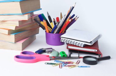 açık belgili tanımlık günlük ve beyaz bir arka plan üzerinde renkli okul malzemeleri