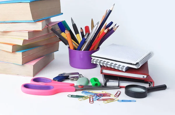 Openen van het dagboek en de kleurrijke school supplies op een witte achtergrond — Stockfoto