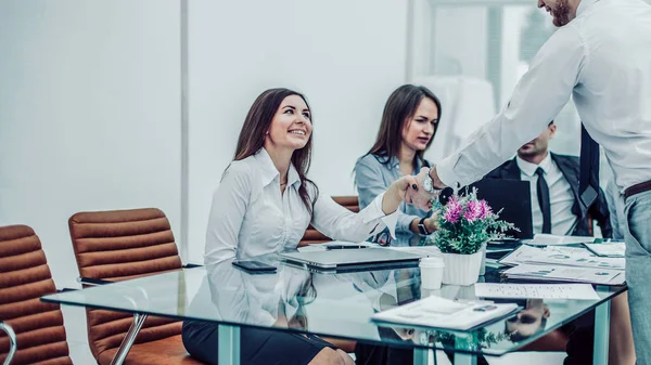 Gerente de apretón de manos y el cliente en una reunión de negocios en — Foto de Stock
