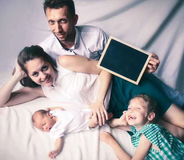 Glückliche Familie: Vater, Mutter und Tochter im Grußauto — Stockfoto