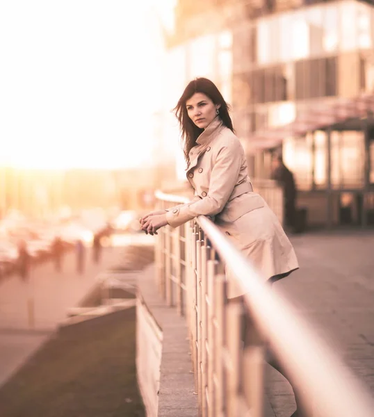 Confident business woman on a modern office building background — Stock Photo, Image