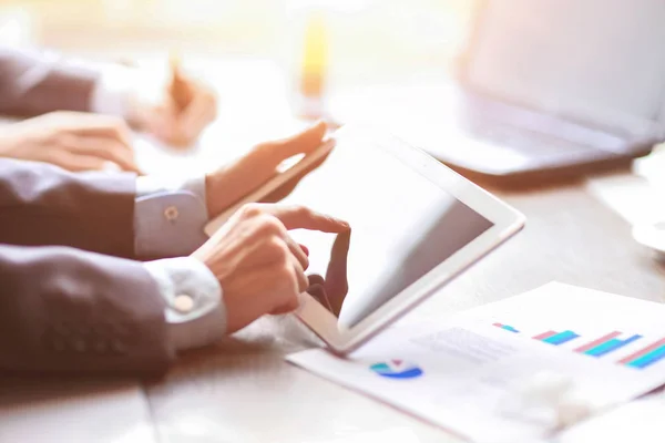 Arbeit zweier junger Geschäftsleute mit Touchpad im Meeting — Stockfoto